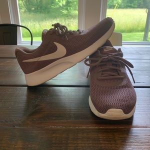 Mauve Nike Tanjun Running Shoes, size 8.5